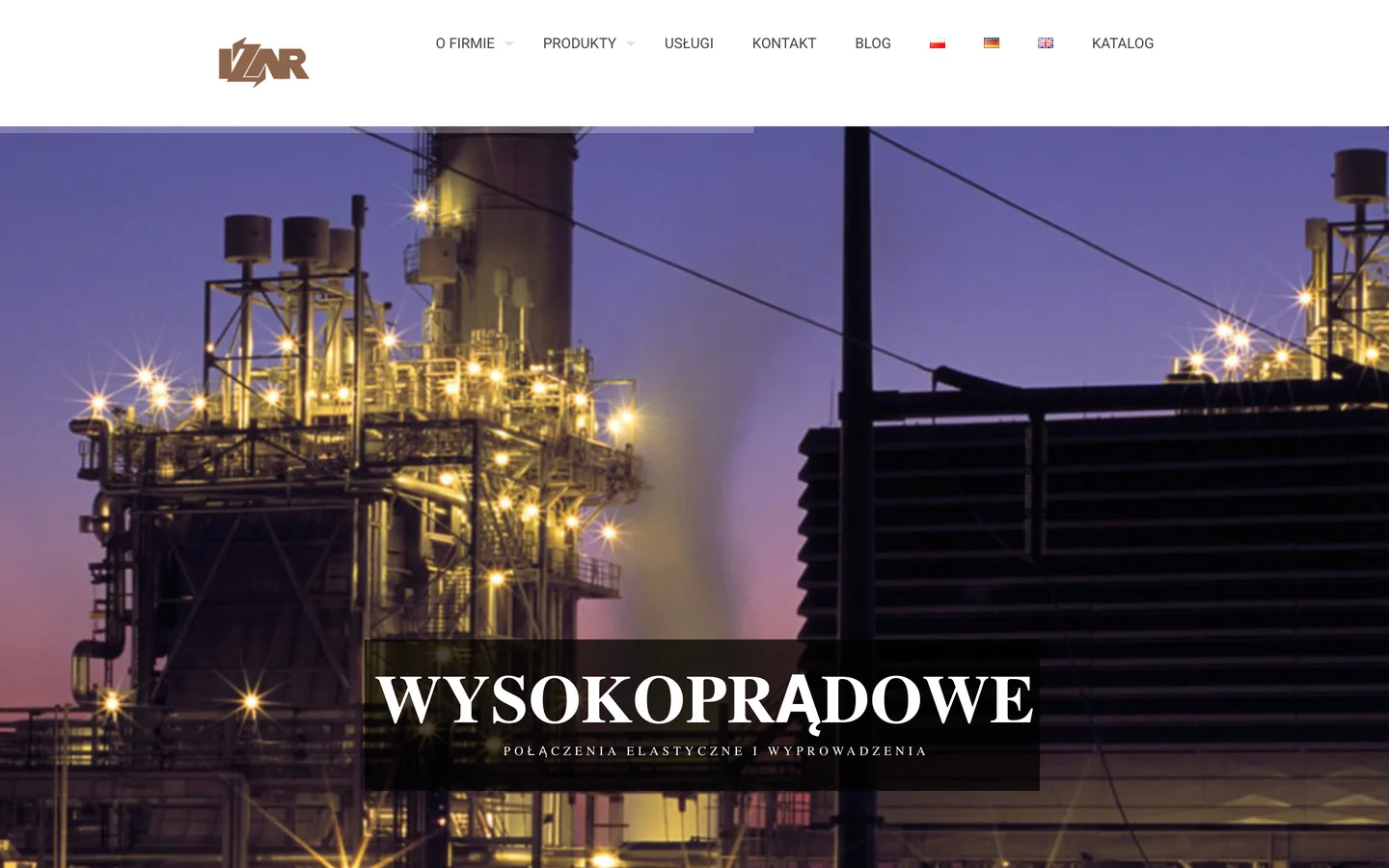 Dawna strona główna izar.pl: logo IZAR, menu z pozycjami O firmie, Produkty, Usługi, Kontakt, Blog, Katalog i flagami języków, pod nim zdjęcie elektrowni nocą z napisem „Wysokoprądowe - połączenia elastyczne i wyprowadzenia”